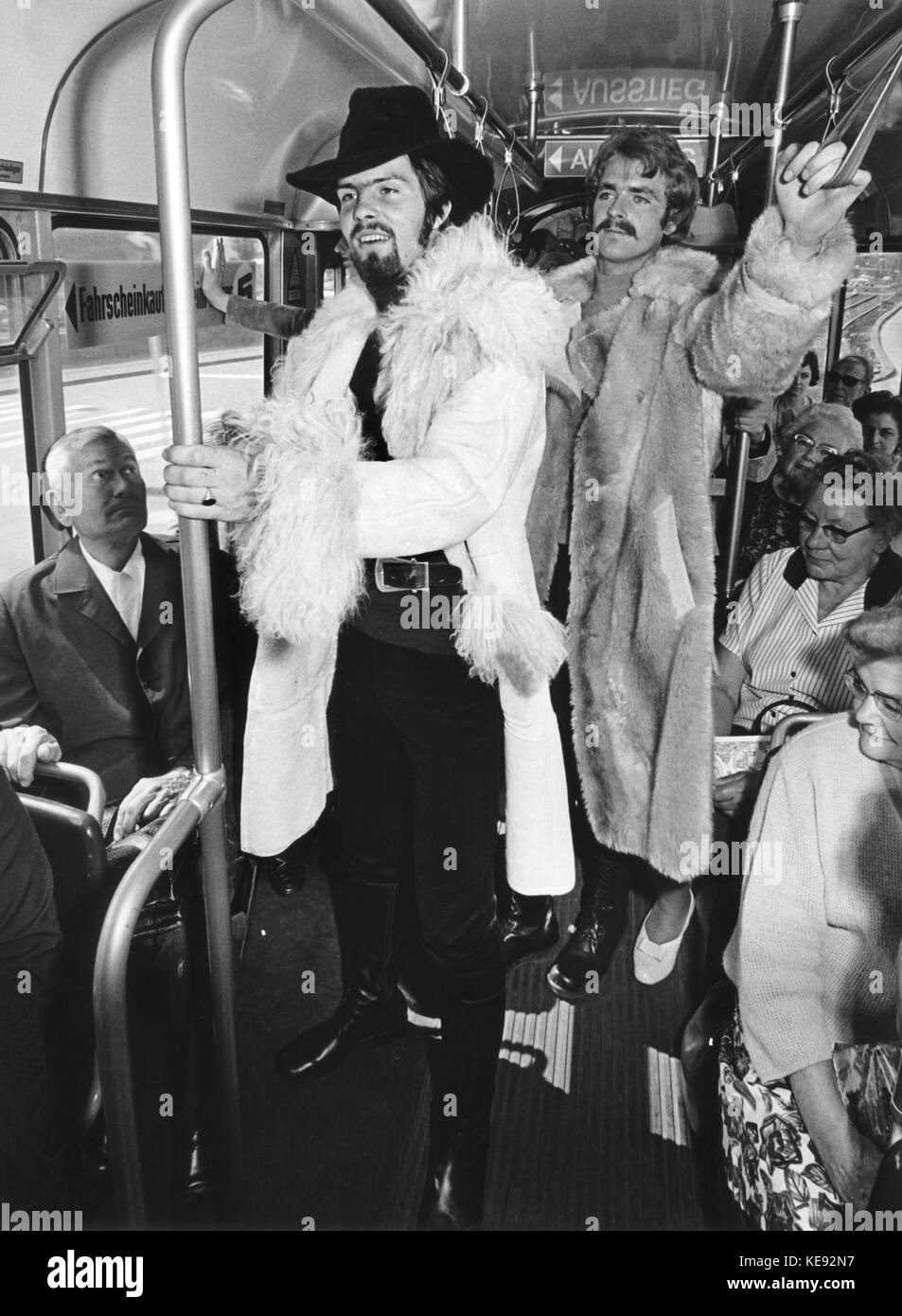 Zwei Männer tragen am 27. August 1970 Pelzmäntel auf einer Straßenbahn in Köln (Nordrhein-Westfalen). | Nutzung weltweit Stockfoto