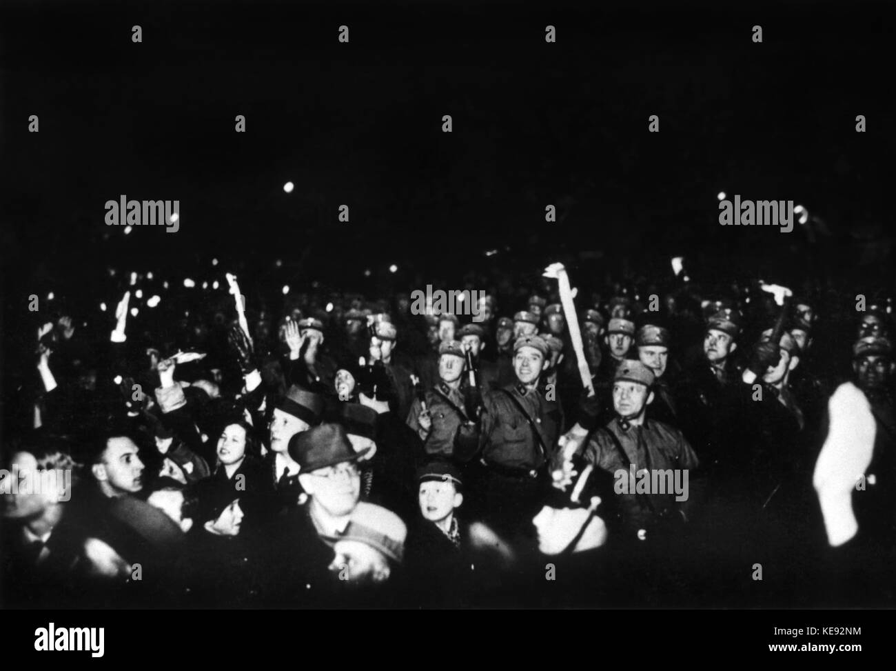 Mitglieder der Sa marschieren durch die Straßen von Berlin am 30. Januar 1933. Die Nationalsozialisten feiern ihre Übernahme wurden. Vor diesem, reich President und General Feldmarschall Paul von Hindenburg Adolf Hitler zum Reichskanzler ernannt hatte. | Verwendung weltweit Stockfoto