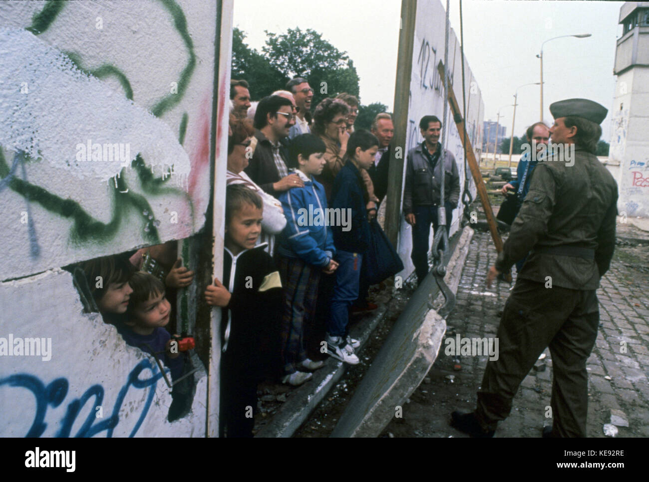Schaulustige Beobachten der Abriss der Berliner Mauer an der Bernauer Straße in Wedding (Berlin, Germanny) am 13. Juni 1990 Deutschland in der Nacht des 9./10. November 1989 wiedervereinigt. Die ddr der Bundesrepublik Deutschland am 3. Oktober 1990. | Verwendung weltweit Stockfoto