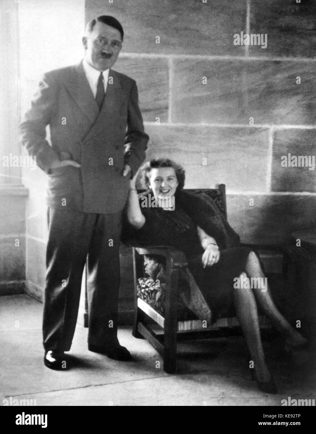 Ns-Führer Adolf Hitler stellt mit seiner Lebensgefährtin Eva Braun. Undatiert | Verwendung weltweit Stockfoto