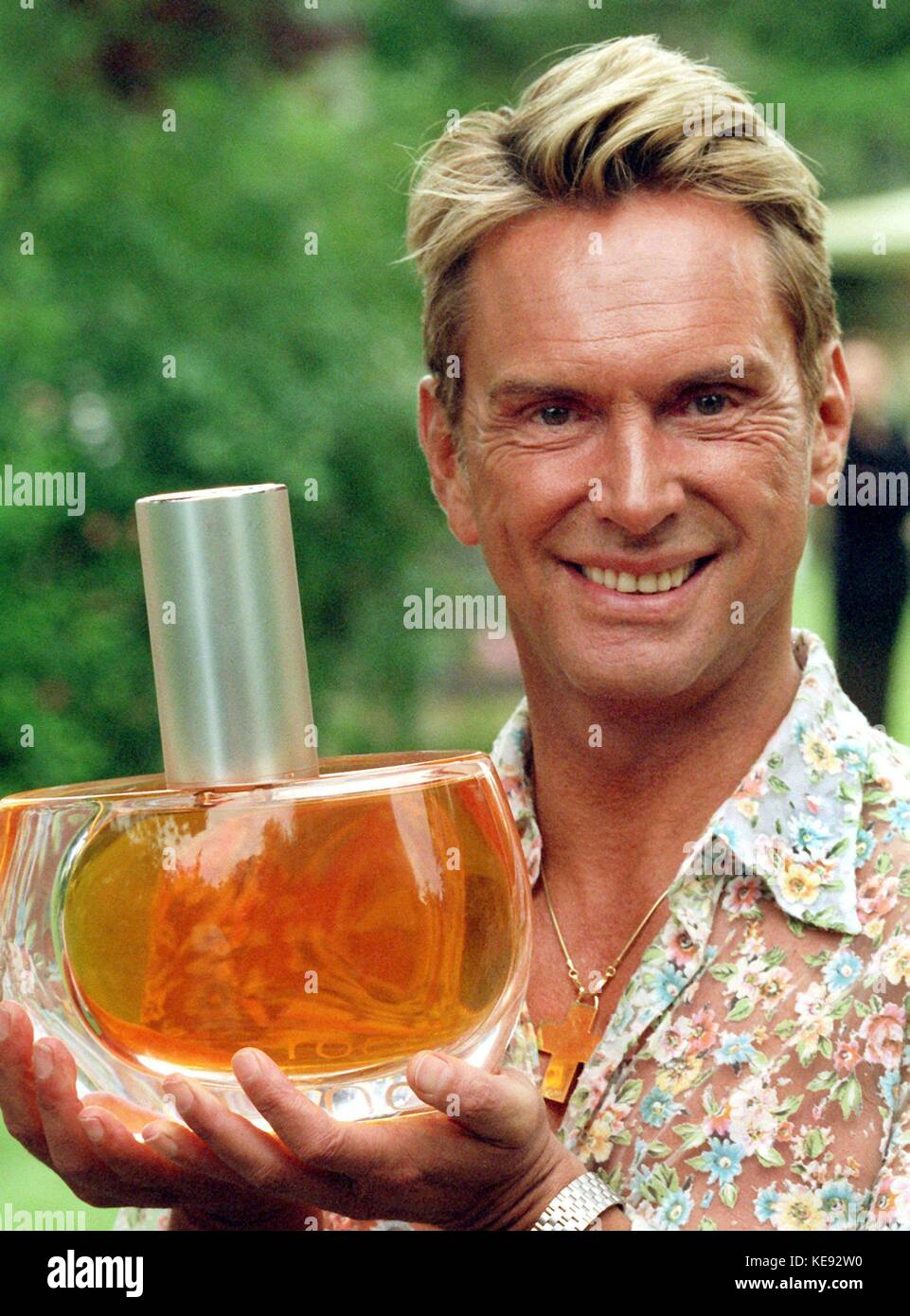 Deutsche Modedesigner Wolfgang Joop vorhanden sein neues Parfum mit einem  Modell im rokoko Stil Kostüm im Garten seiner Eltern in Potsdam  (Brandenburg, Deutschland) am 24. Juni 1999. joop Inviten mehr Thant 160