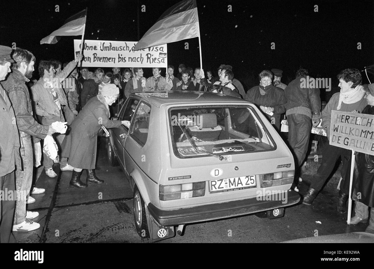 DDR-Bürger begrüßen am 24. Dezember 1989 Autofahrer aus der Bundesrepublik an der Grenze in Gudow/Zarrentin (Schleswig-Holstein). Über eine Million deutsche Staatsbürger besuchten die DDR zu Weihnachten 1989. Weltweit verwendet Stockfoto