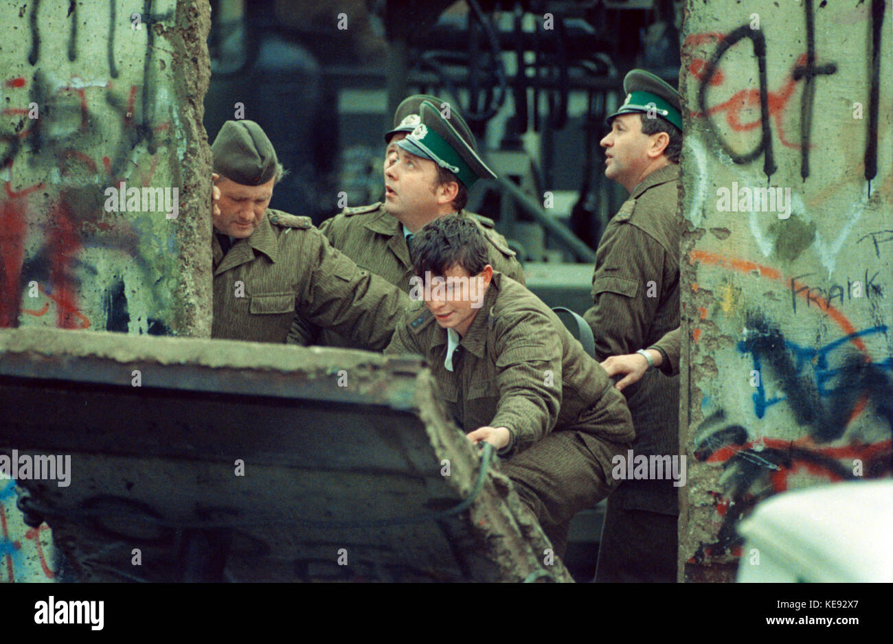 Abriss der Berliner Mauer an der Bernauer Straße in Wedding (Berlin, Germanny) am 13. Juni 1990 Deutschland in der Nacht des 9./10. November 1989 wieder vereint. der DDR in die Bundesrepublik Deutschland am 3. Oktober 1990. | Verwendung weltweit Stockfoto
