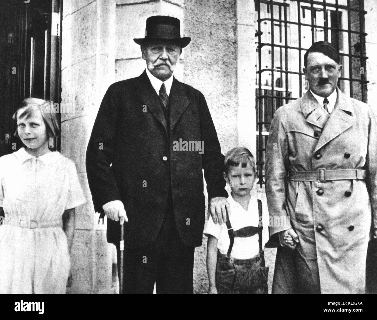 Reichskanzler Adolf Hitler (r) Besuche imperial Präsident Paul von Hindenburg (L) an der Immobilien Neudeck in Ostpreußen in 1933/1934. | Verwendung weltweit Stockfoto