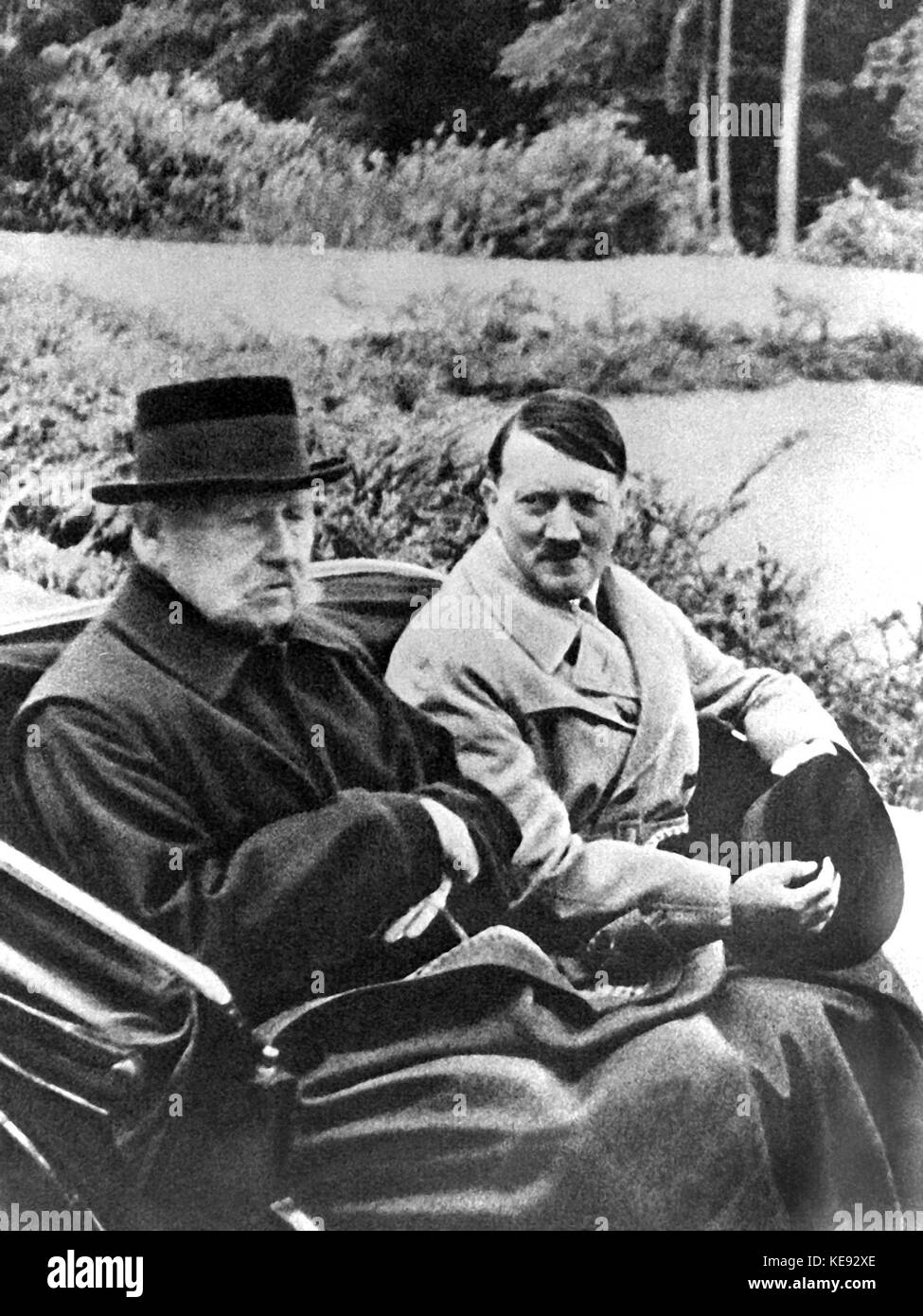 Reichskanzler Adolf Hitler (r) und Präsident Paul von Hindenburg (l) in der Pferdekutsche in Neudeck (Ostpreußen) 1933/34 | Einsatz weltweit Stockfoto