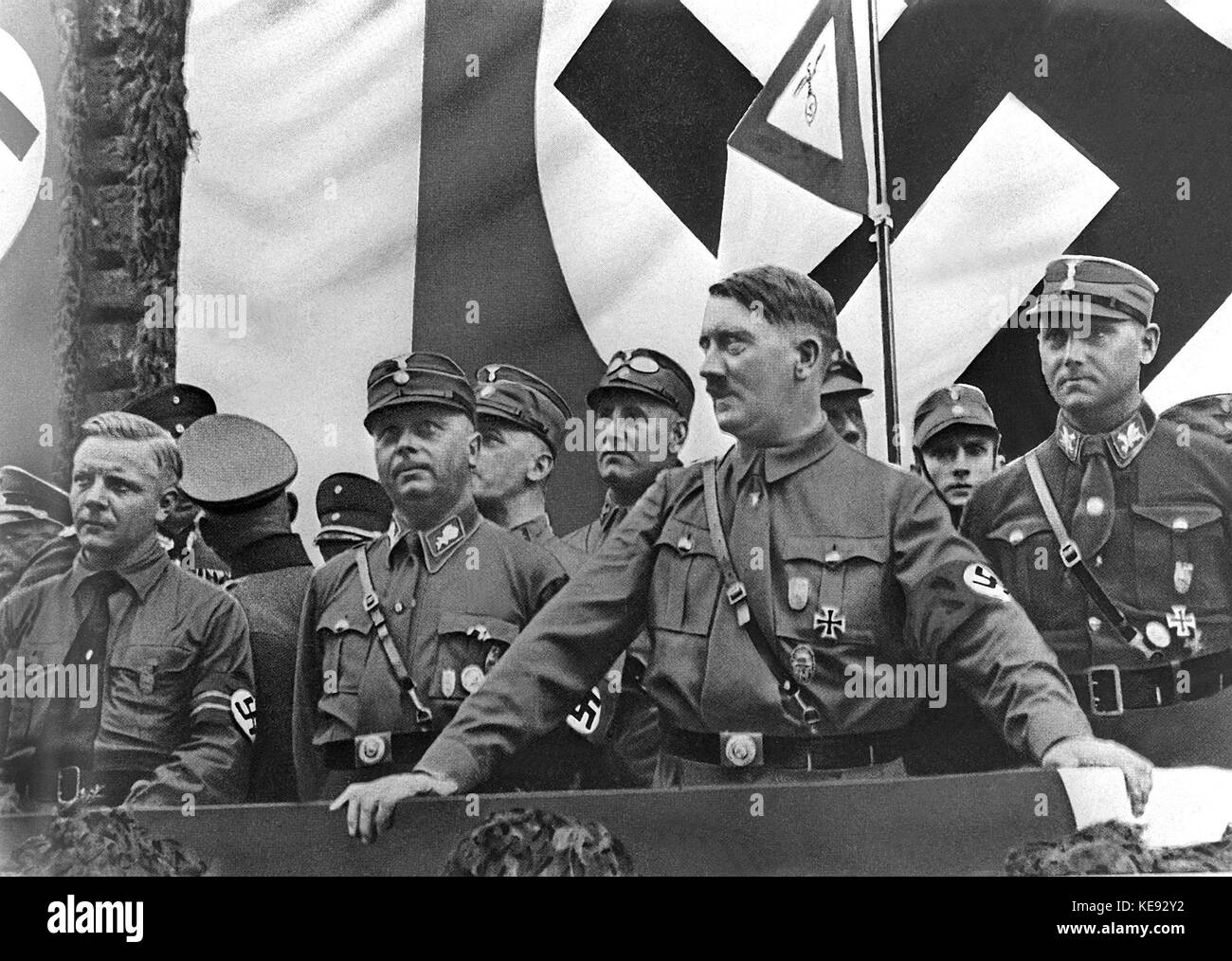 (L-R): Josef Wagner, Wilhelm Schepmann, Adolf Hitler und Stabschef Victor Lutze auf einer Kundgebung in Dortmund im Jahr 1933. | Verwendung weltweit Stockfoto