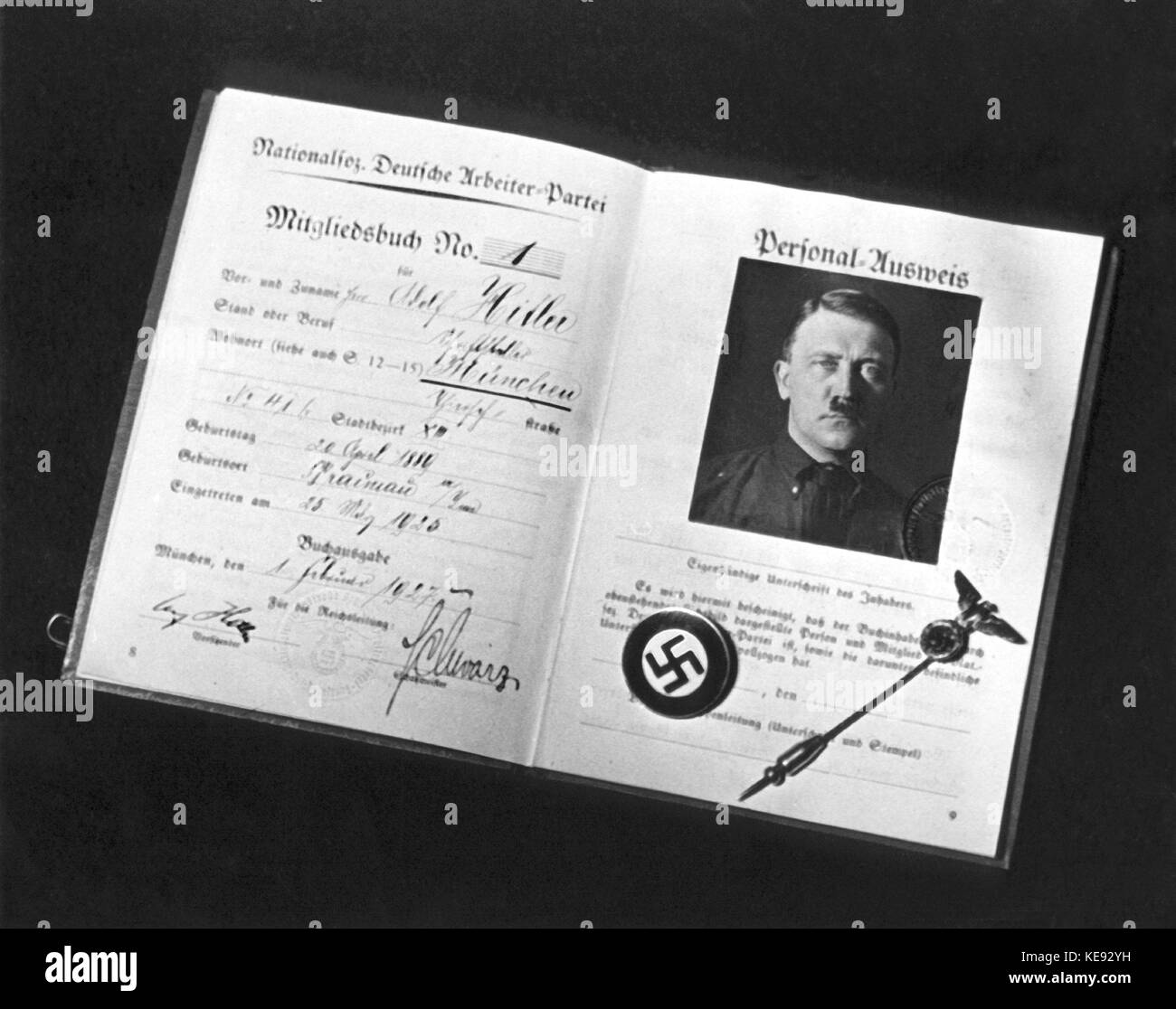 Die Mitgliederkarte der Nationalsozialistischen Arbeiterpartei - NSDAP - mit der Eintragungsnummer 1. Seite vom Personalausweis mit Passfoto von Adolf Hitler. Undatiertes Bild | weltweite Nutzung Stockfoto