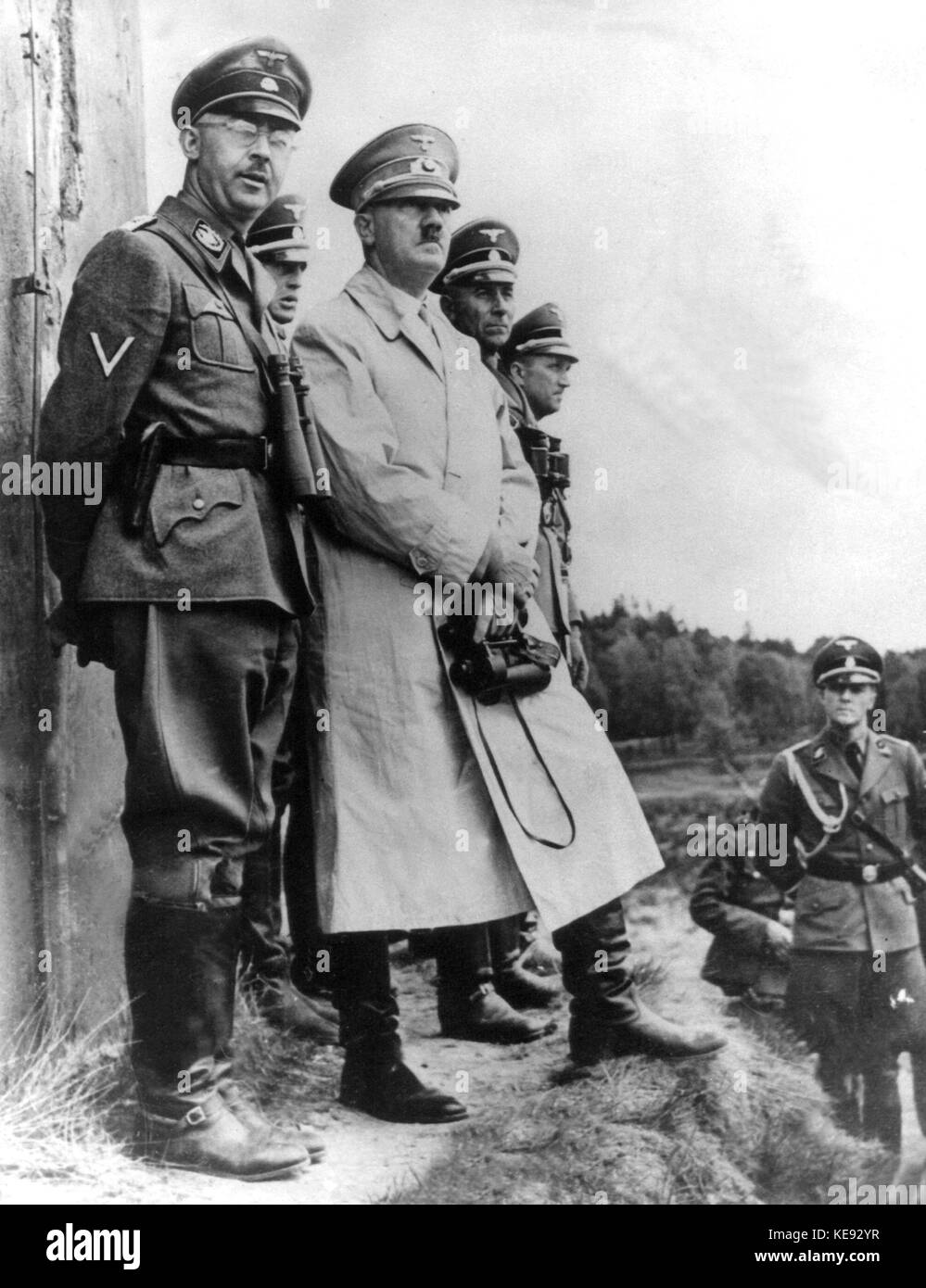 Reichskanzler und Ns-Führer Adolf Hitler (m) und reichsführer der SS Heinrich Himmler (L) beachten Sie ein Manöver. Undatiert. | Verwendung weltweit Stockfoto