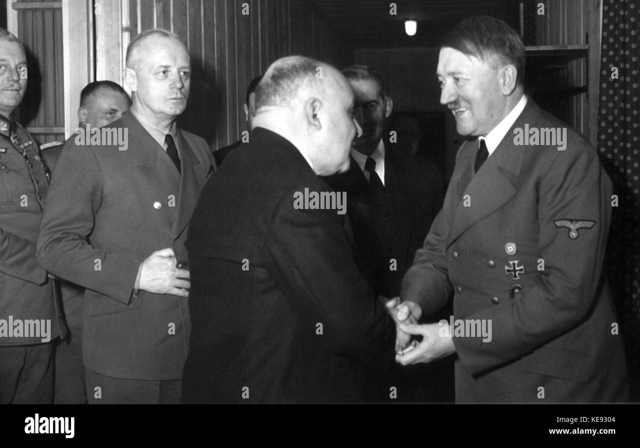 Der Reichskanzler und nationalsozialistische Führer Adolf Hitler (r) begrüßt den bulgarischen Premierminister Bojiloff. Rechts der bulgarische Außenminister Shishmanoff, links Reichsaußenminister Joachim von Ribbentrop und Generalfeldmarschall Wilhelm Keitel. Undatiert | weltweite Nutzung Stockfoto