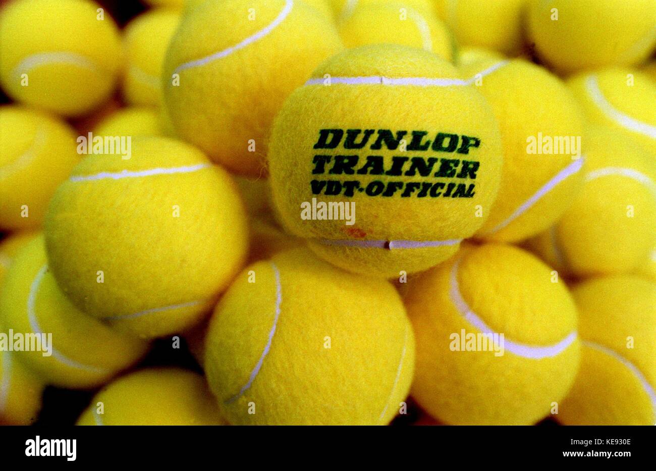 Er wird geschlagen, geschnitten, gelobt und vor allen Dingen immer teurer. Doch Schlagzeilen machen immer nur diejenigen, die ihn auf alle mögliche Art und Weise maltretieren. Dabei ist der Tennisball mit einem Durchmesser von 6,35 bis 6,67 cm und einem Gewicht von 56,7 bis 58,7 g eigentlich das Wichtigste beim Spiel auf Rasen oder Sand. 46 Arbeitsstationen und 20 Kontrollen muss der aus Gummikern, Filzmantel, Klebemittel und einer Füllung aus Luft oder Gas bestehender Ball beim Hersteller passieren, es er bei einem Spektakel wie den 107. Alle Englischen Meisterschaften (21.06. bis 04.07.1993) in Wim Stockfoto