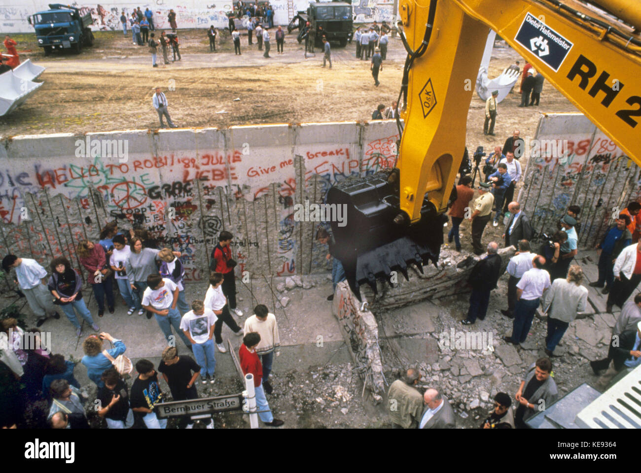 Abriss der Berliner Mauer an der Bernauer Straße in Wedding (Berlin, Germanny) am 13. Juni 1990 Deutschland in der Nacht des 9./10. November 1989 wieder vereint. der DDR in die Bundesrepublik Deutschland am 3. Oktober 1990. | Verwendung weltweit Stockfoto