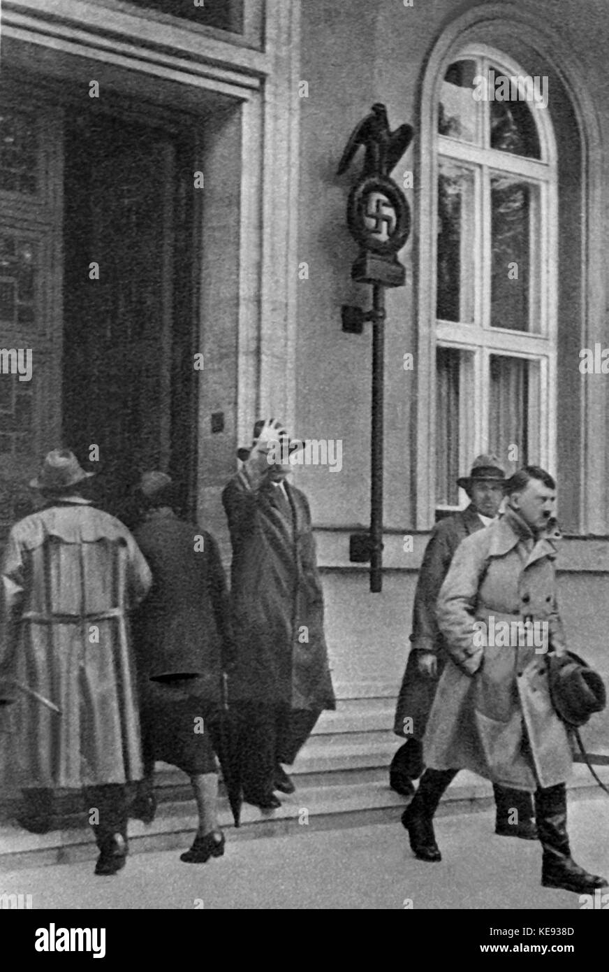 Ns-Führer Adolf Hitler (r) verlässt die Parteizentrale der NSDAP, dem "Braunen Haus" in München (undatiert). | Verwendung weltweit Stockfoto