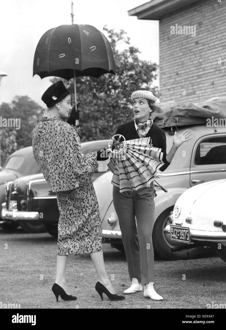 Zwei Damen mit modischen Regenschirmen, aufgenommen am 17. September 1956 in Hamburg (Deutschland). | Nutzung weltweit Stockfoto