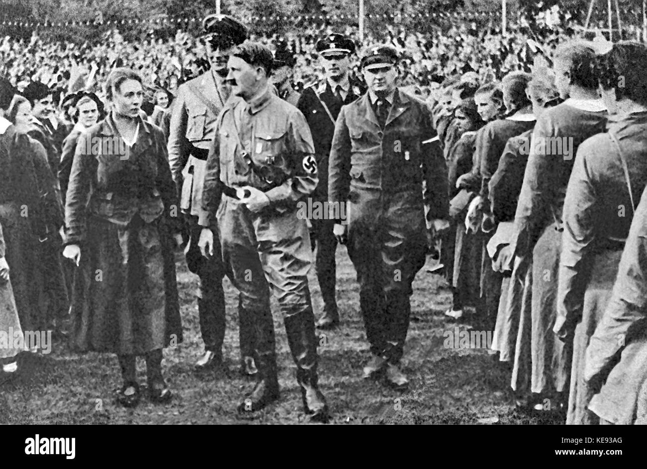 Ns-Führer Adolf Hitler (m) auf Reichs tag der Jugend in Potsdam im Jahr 1932. | Verwendung weltweit Stockfoto