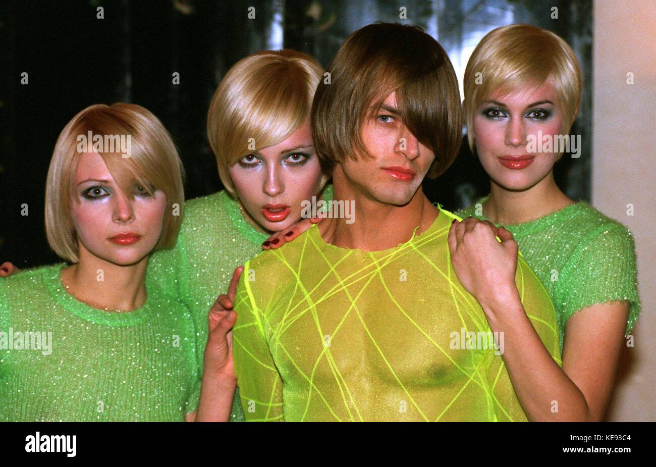 Vier Modelle präsentieren blonde kurze Haarschnitte am 31. Januar 1996 in Hamburg (Deutschland). | Verwendung weltweit Stockfoto