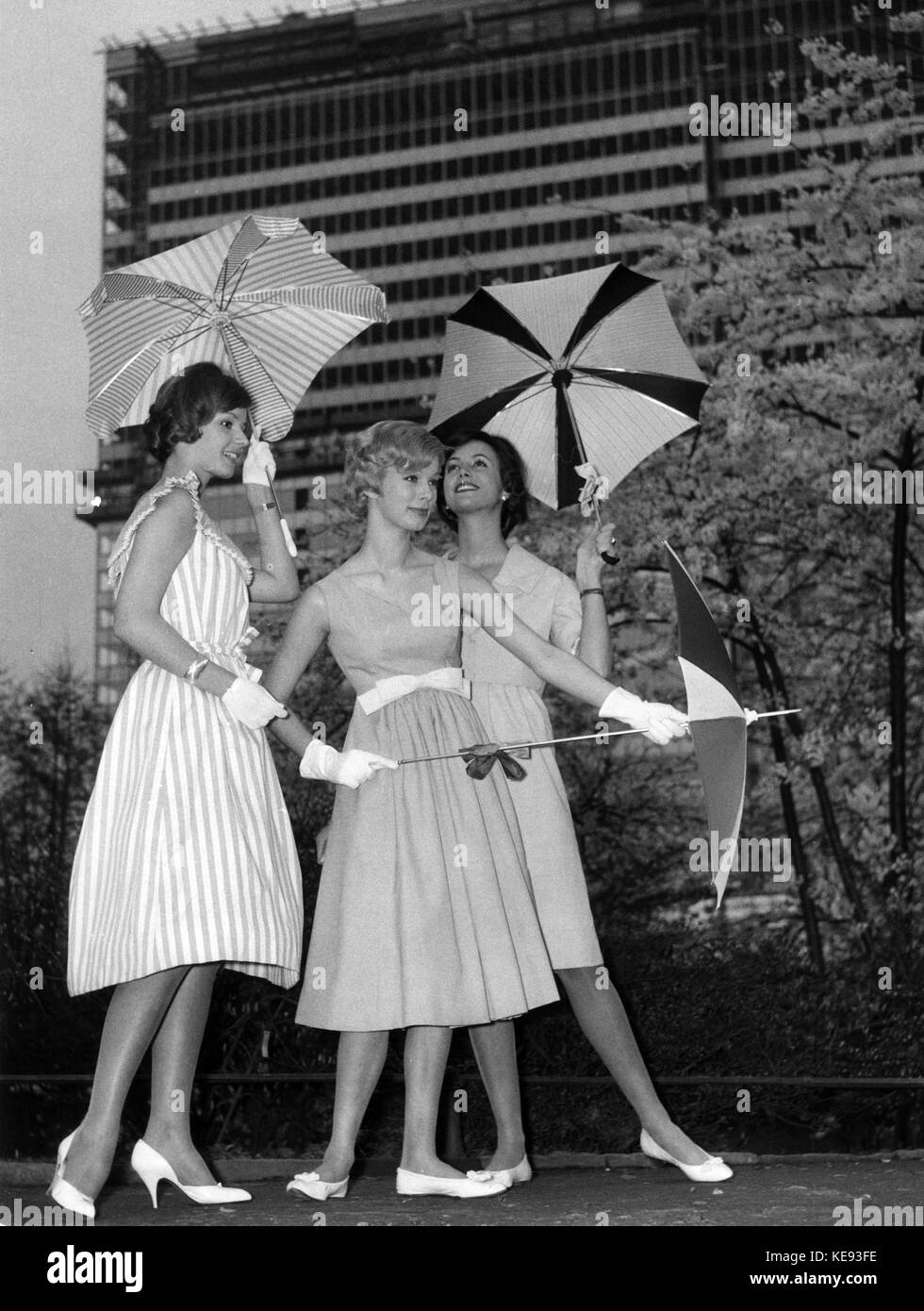Die Damen können die Sonne und moderate Duschen mit der wiedergefundenen Sommer Sonnenschirm brave im Sommer 1959. | Verwendung weltweit Stockfoto