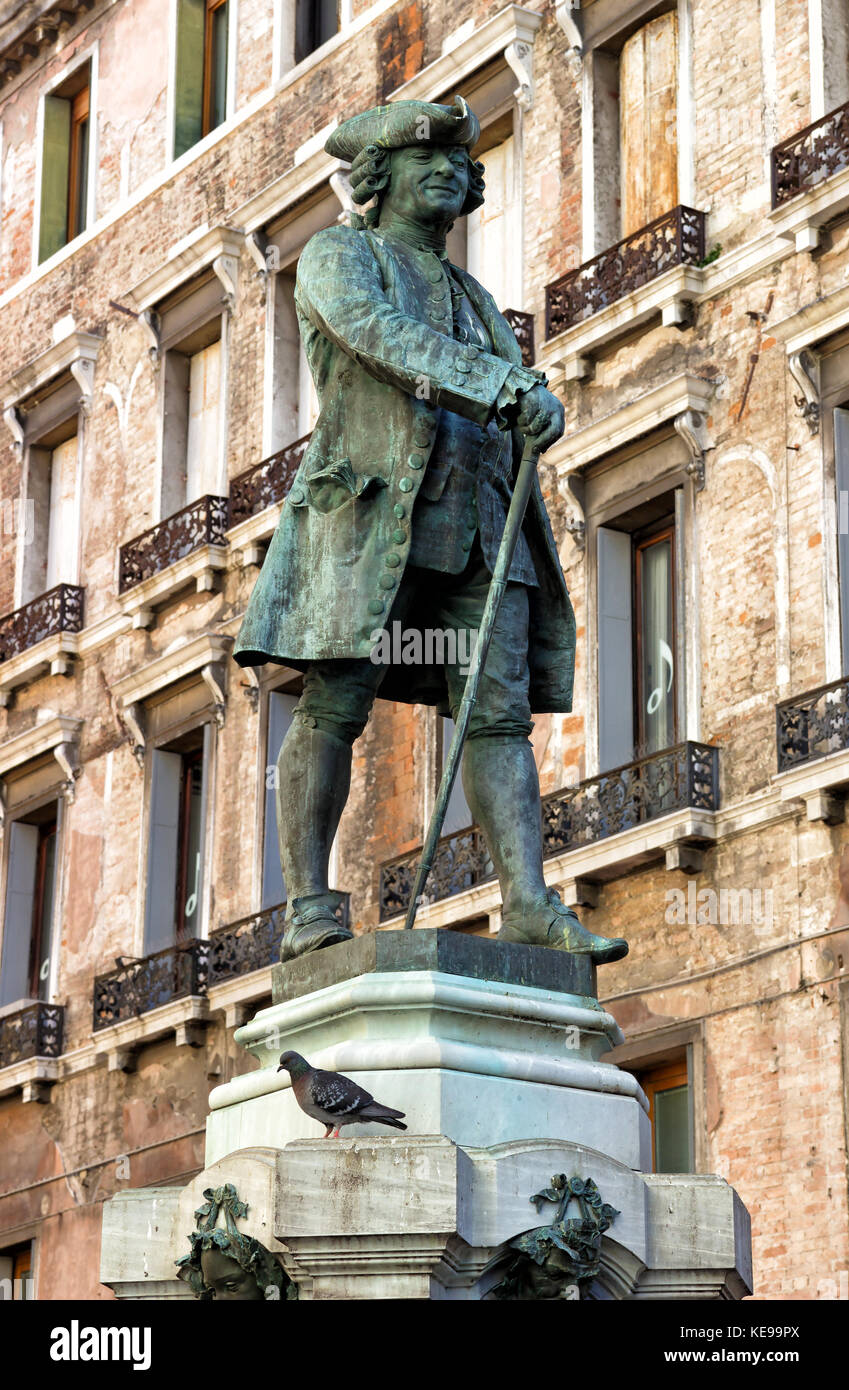 Bronzestatue von Carlo Goldoni, berühmten venezianischen Dramatikers, librettis, Schriftsteller und Rechtsanwalt Stockfoto