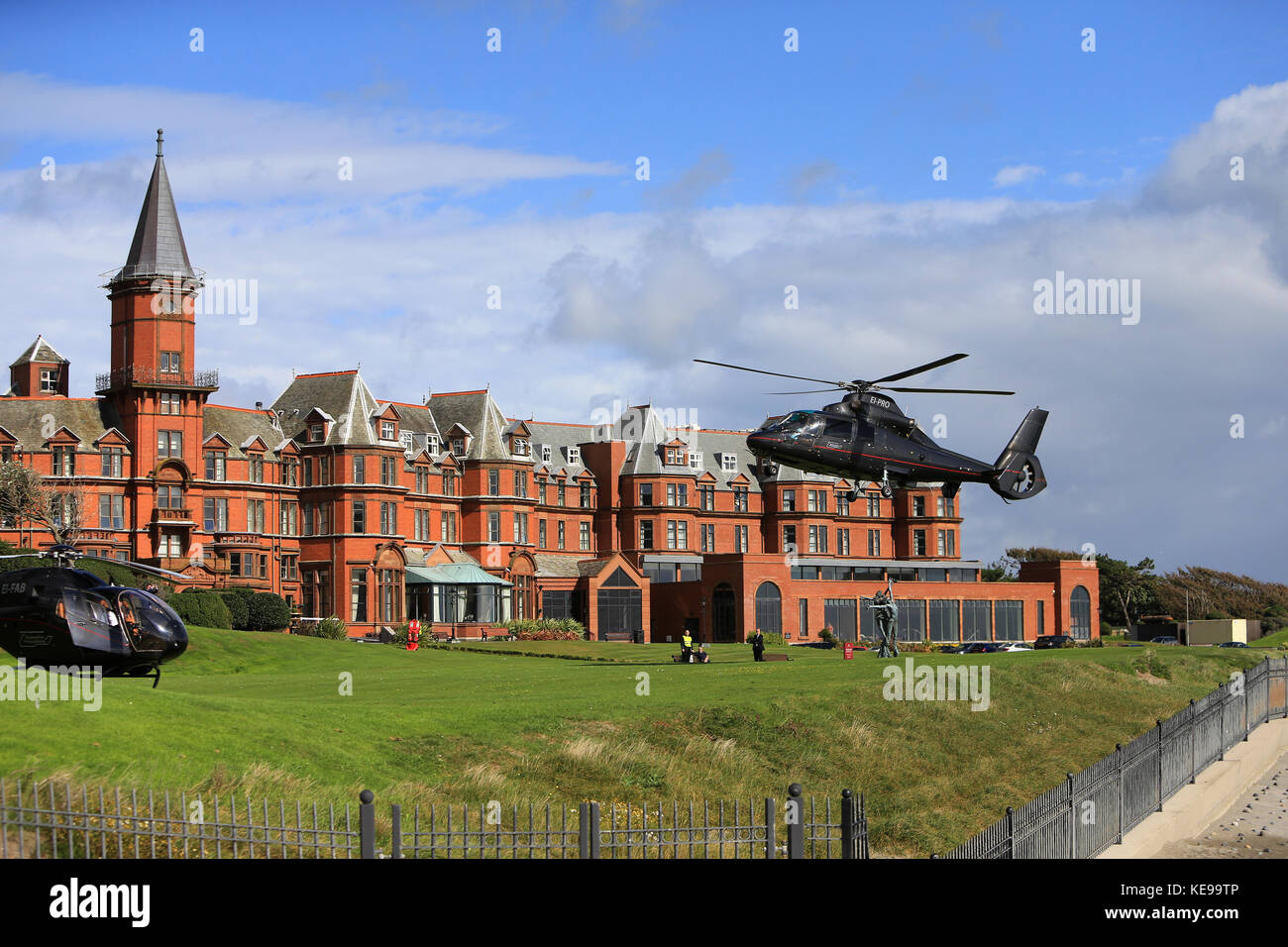 Executive private Hubschrauber landen auf den Slieve Donard Hotel mit Blick auf das Irische Meer vor der Küste der Grafschaft unten in Nordirland. Foto/Paul mcerlane Stockfoto