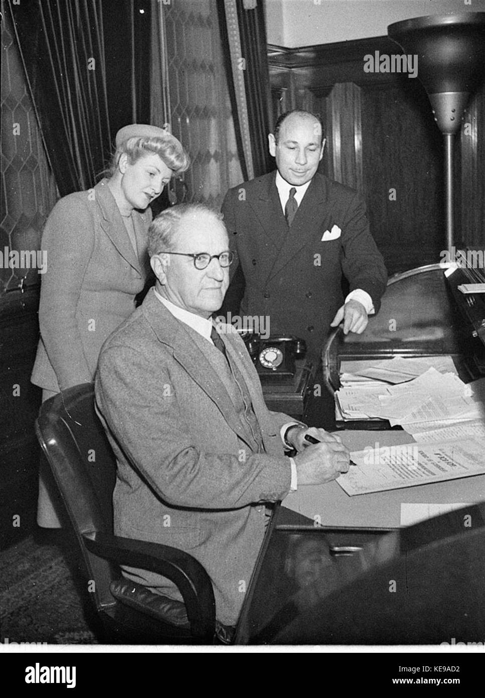 Bob Hope, der legendäre Entertainer, wurde als Anerkennung seiner Unterstützung für Militärfamilien während des Krieges mit dem Ehrengouverneur der Australian Imperial Force Wives and Children’s Welfare Association ausgezeichnet. Stockfoto