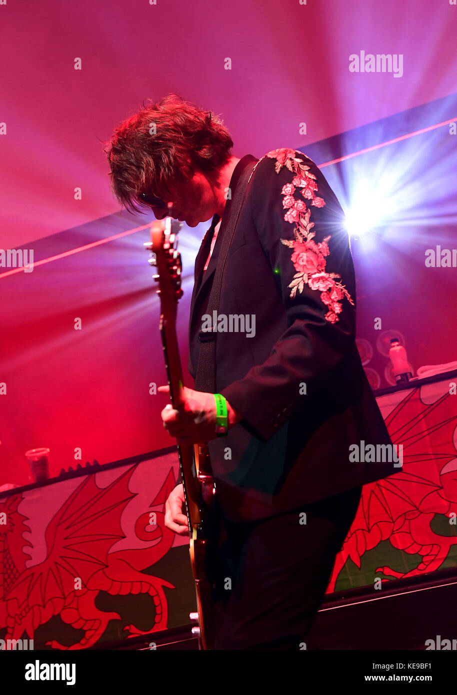 Die Manic Street Preachers (Nicky Wire) treten während der Q Awards 2017 in Zusammenarbeit mit Absolute Radio im Camden Roundhouse, London, auf. DRÜCKEN Sie VERBANDSFOTO. Bilddatum: Mittwoch, 18. Oktober 2017. Siehe PA Story SHOWBIZ QAwards. Bildnachweis sollte lauten: Ian West/PA Wire Stockfoto