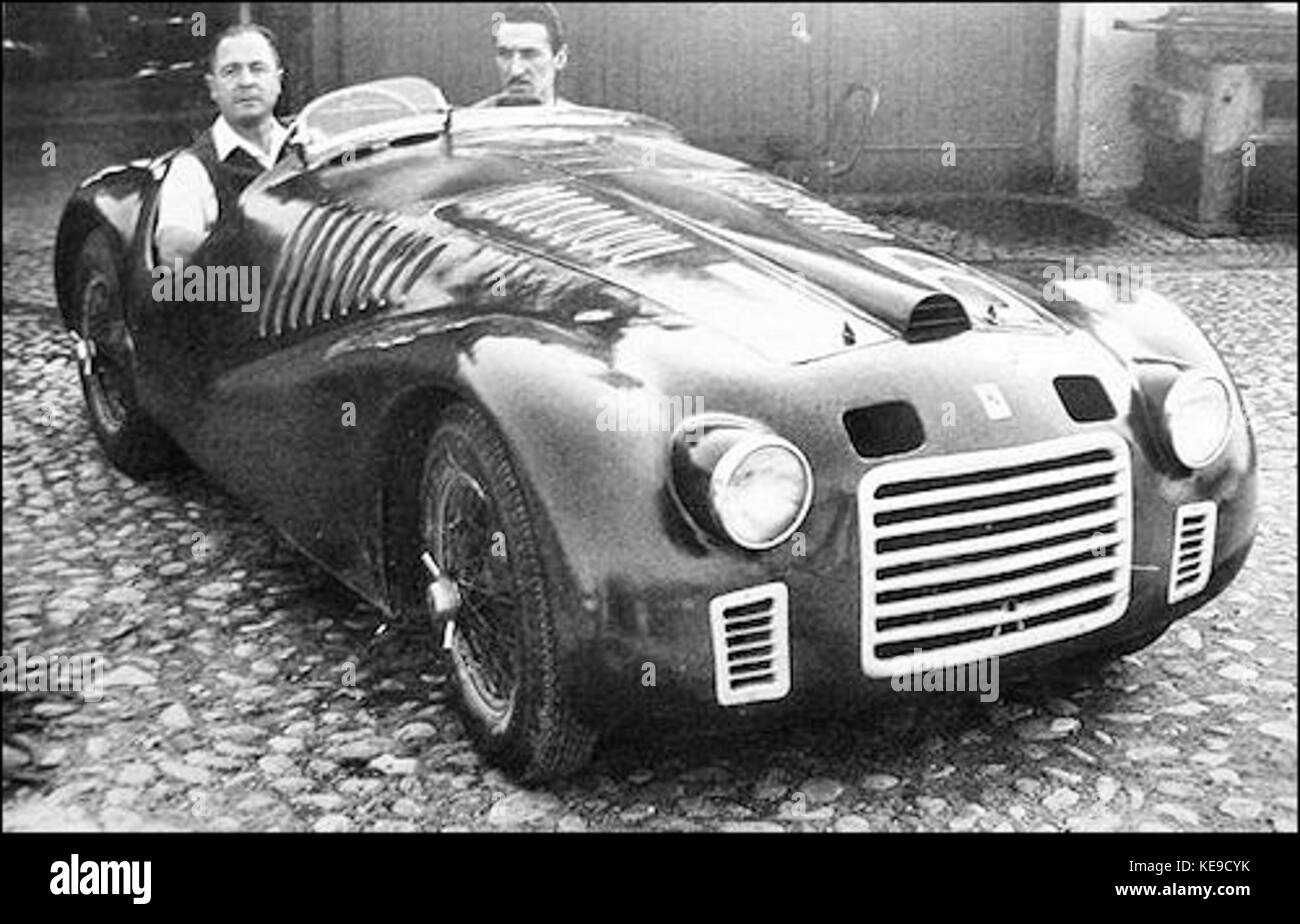 Der Ferrari 159S ist ein klassischer Sportwagen aus den 1950er Jahren, der für sein schlankes Design und seine starke Leistung bekannt ist. Er stellt ein wichtiges Stück der Geschichte von Ferrari dar und zeigt das Engagement der Marke für Luxus und Spitzenleistungen im Rennsport. Stockfoto