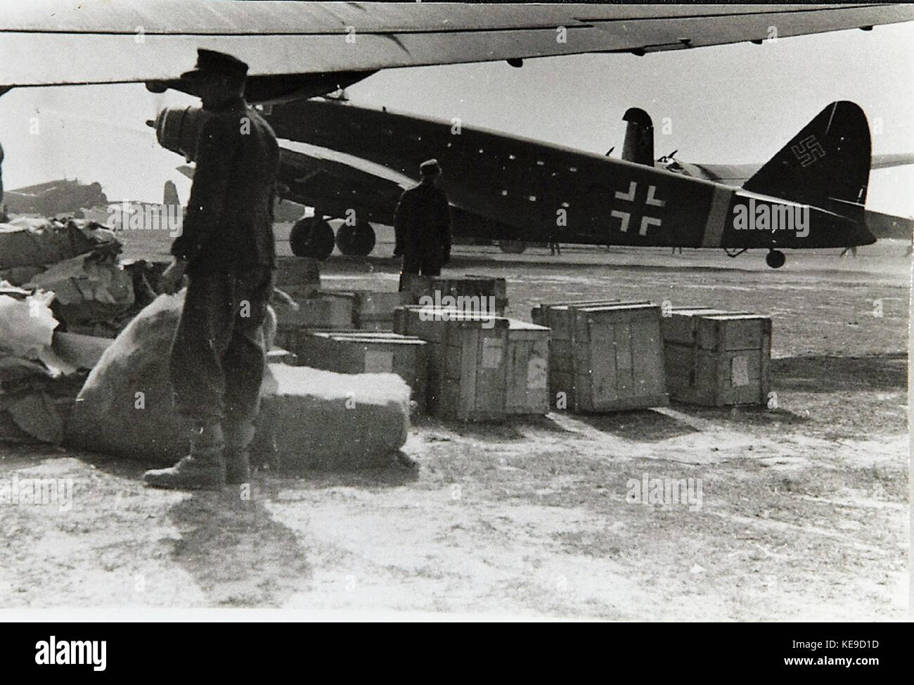Dieses Bild zeigt die R.A. Savoia Marchetti SM.82 in einer deutschen Militäranlage. Das ursprünglich italienische Flugzeug wurde während des Zweiten Weltkriegs eingesetzt und zeigt die einzigartige Tarnung und militärische Markierungen der Epoche. Stockfoto