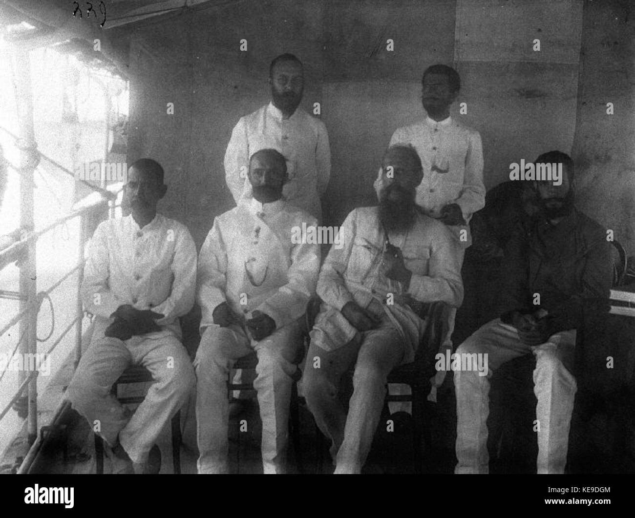 Groepsportret van registrierte van de Expeditie van Wichmann aan boord v... Collectie stichting Nationaal Museum van Wereldculturen TM 60012038 Stockfoto