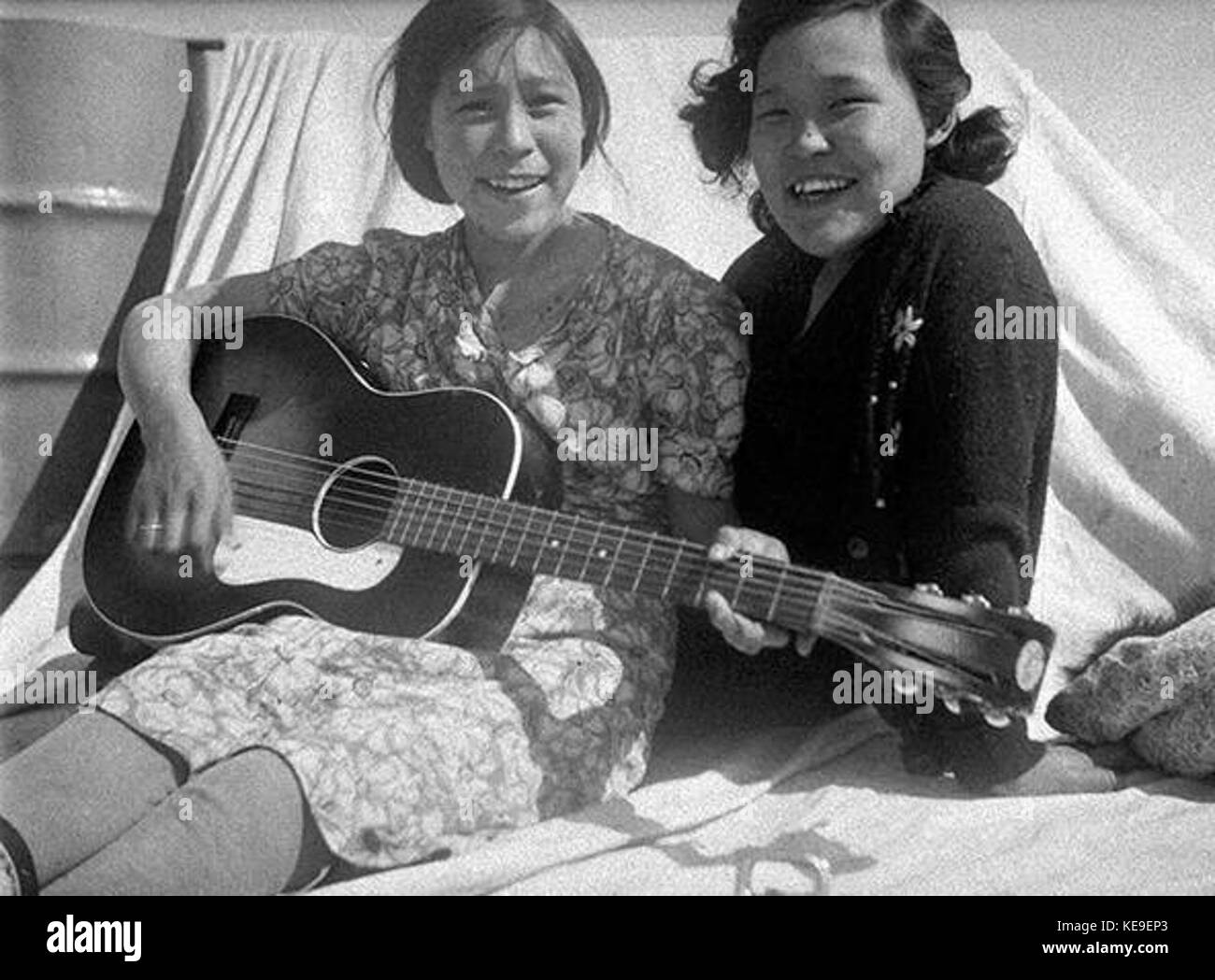 Gitarre spielen Minnie Appatok und Paulette Annegoluk Inuit Kugluktuk NWT 1930 Stockfoto