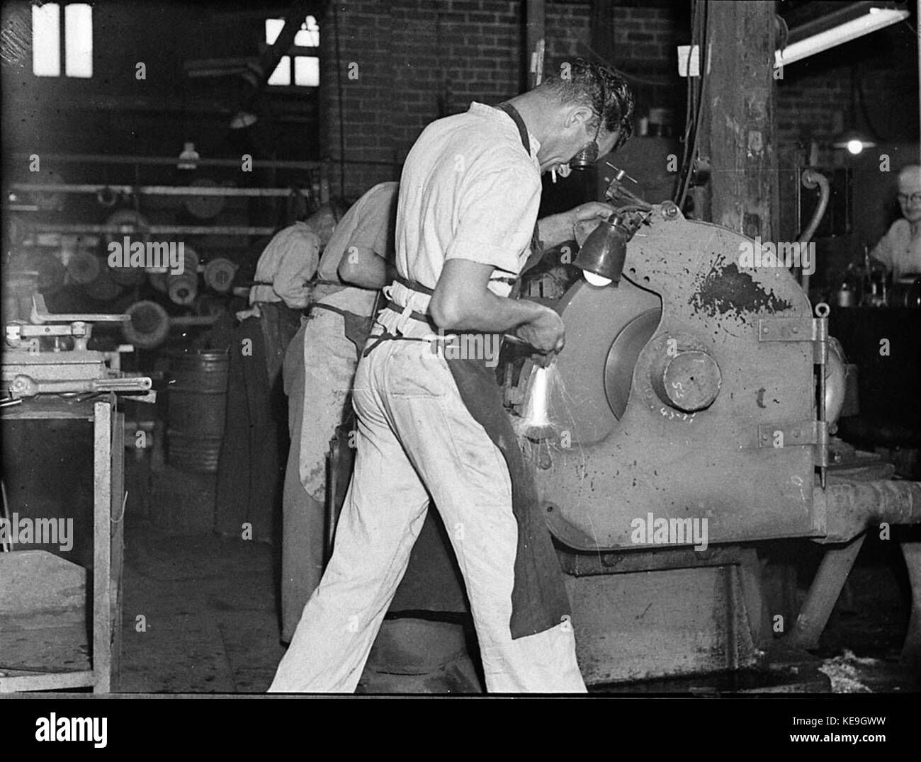 Dieses Foto zeigt den Prozess der Golfschlägerherstellung in East Bros, 52 McAuley Street, Alexandria. Das Bild zeigt die Handwerkskunst bei der Herstellung hochwertiger Golfausrüstung. Stockfoto