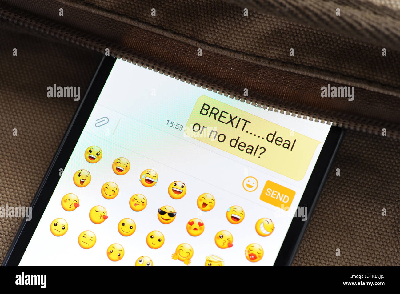 BREXIT NACHRICHT AUF DEM SMARTPHONE RE VERLASSEN DER EUROPÄISCHEN UNION Deal or No Deal REMOANERS BREXITEERS DER EU UK EMOJIS Stockfoto