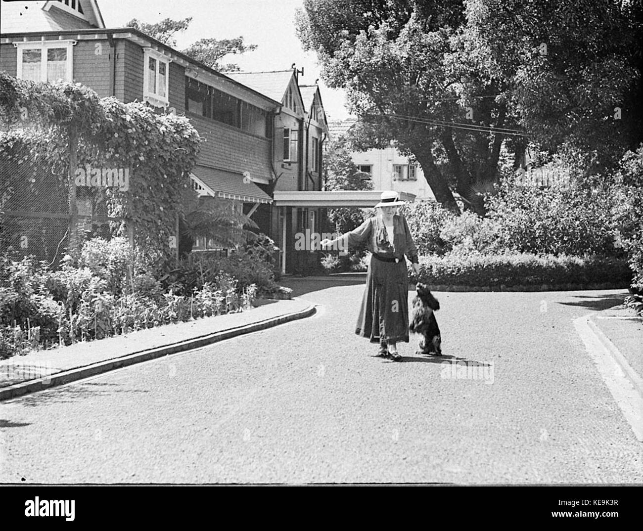 Ein Foto mit Mrs. James Ashton Senior mit ihrem Spaniel-Hund und dem Hund Tueila, der einen Moment mit ihren Haustieren festnimmt. Stockfoto
