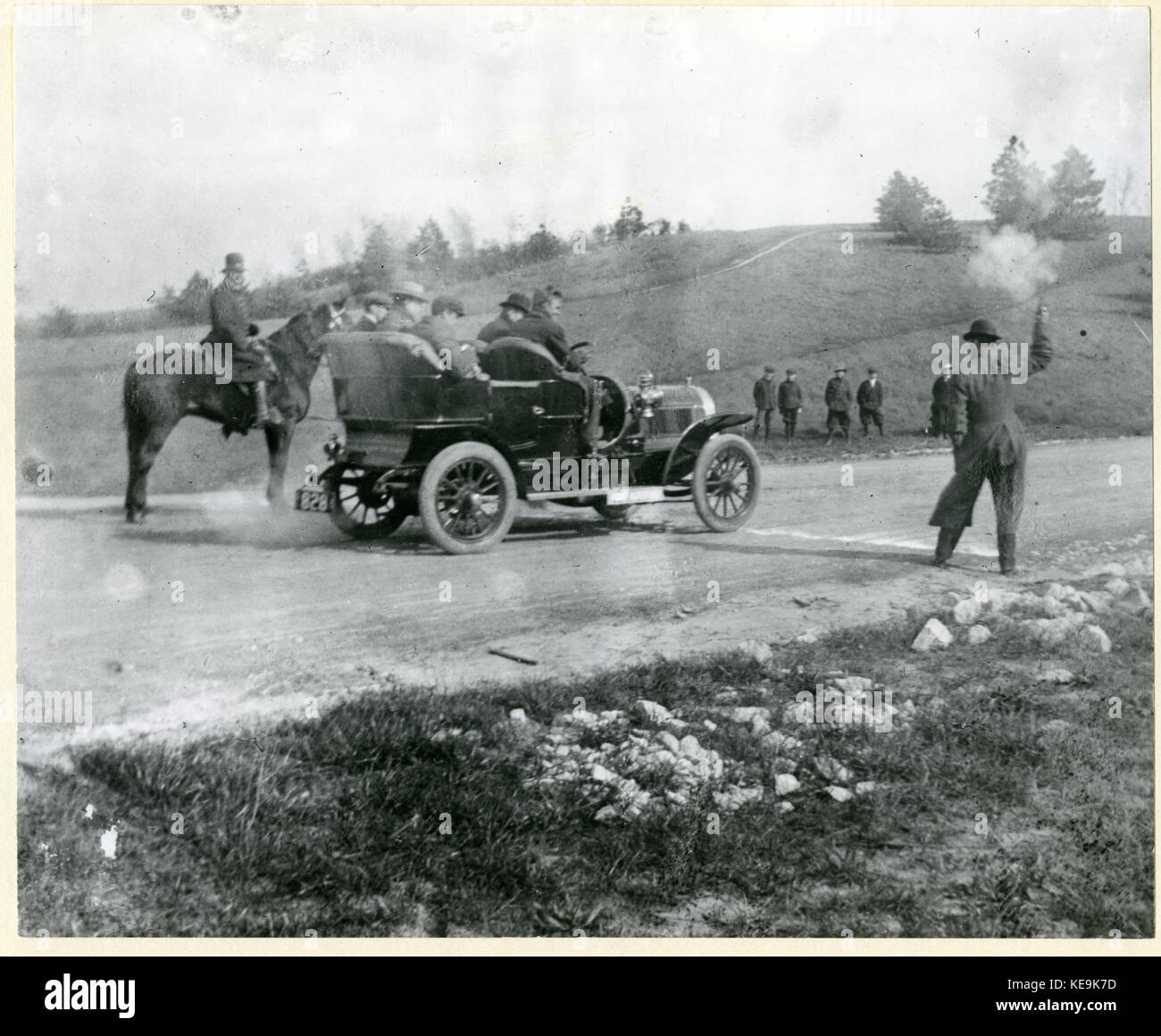 Start der Kunst Hill Climb, Papst Hartford am Start. Starter mit Pistole angehoben. Polizist neben dem Auto montiert Stockfoto