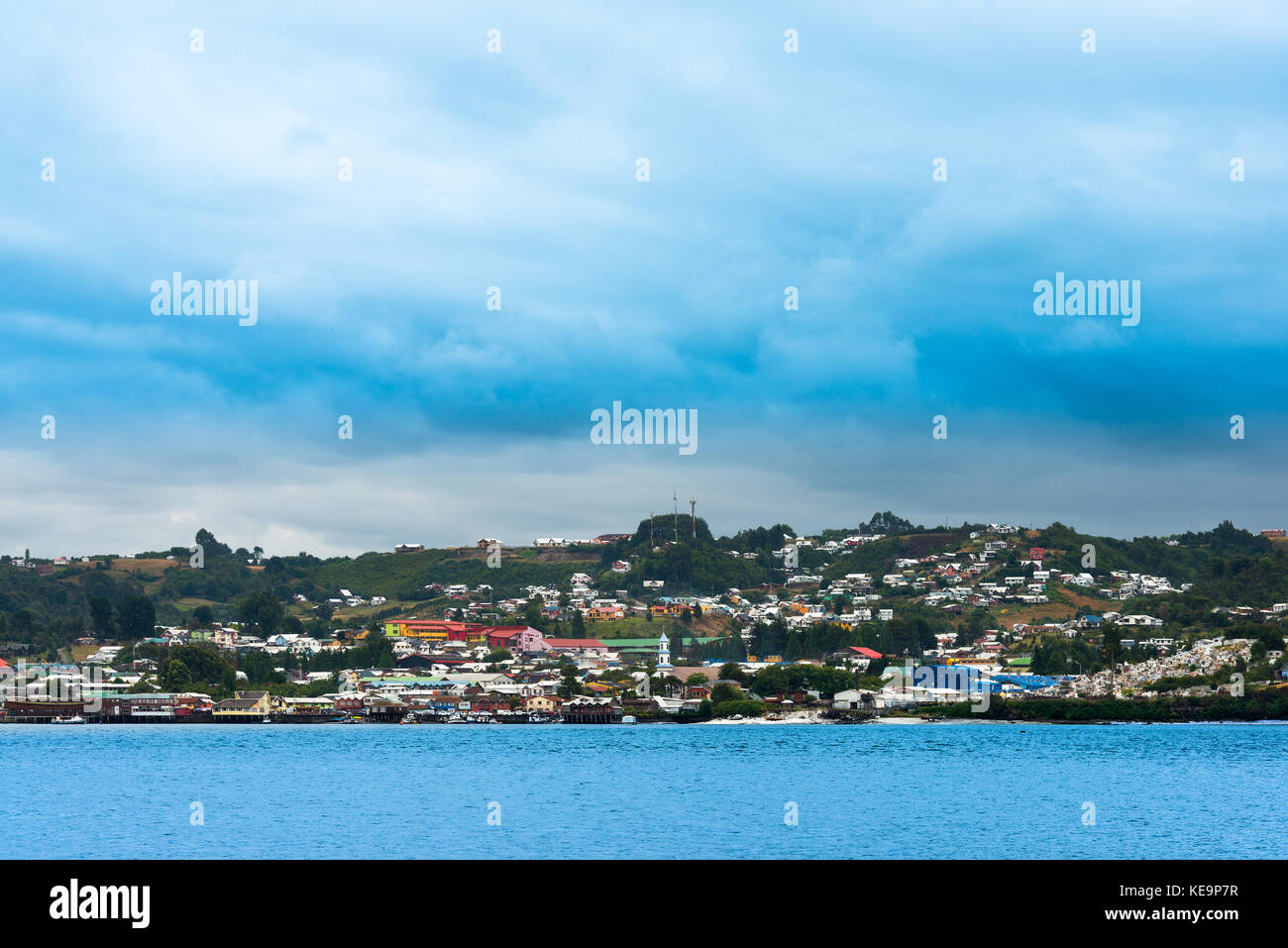 Panoramablick auf einer kleinen Stadt dalcahue in die Hauptinsel der Inselgruppe Chiloé Stockfoto