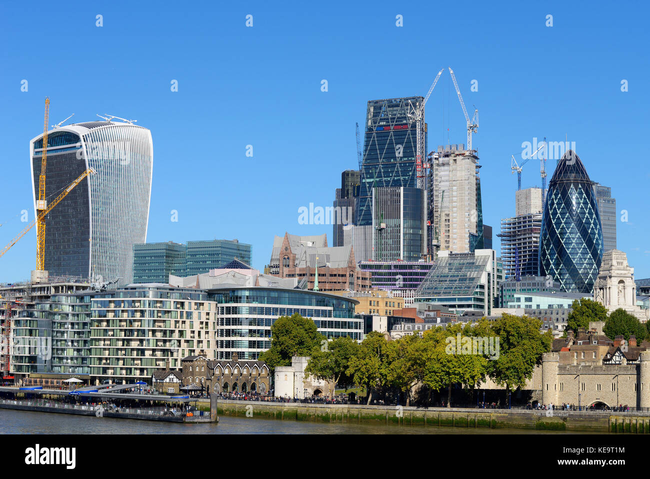 Londons neue Skyline hinter alten Tower von London. Das Skalpell 52 Lime Street Bau, Gherkin, Cheesegrater, Walkie Talkie. Turmdrehkräne Stockfoto