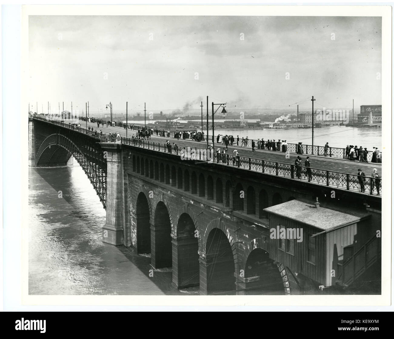 Verkehr Auf den EADS-Brücke bei Hochwasser, 1903 Stockfoto