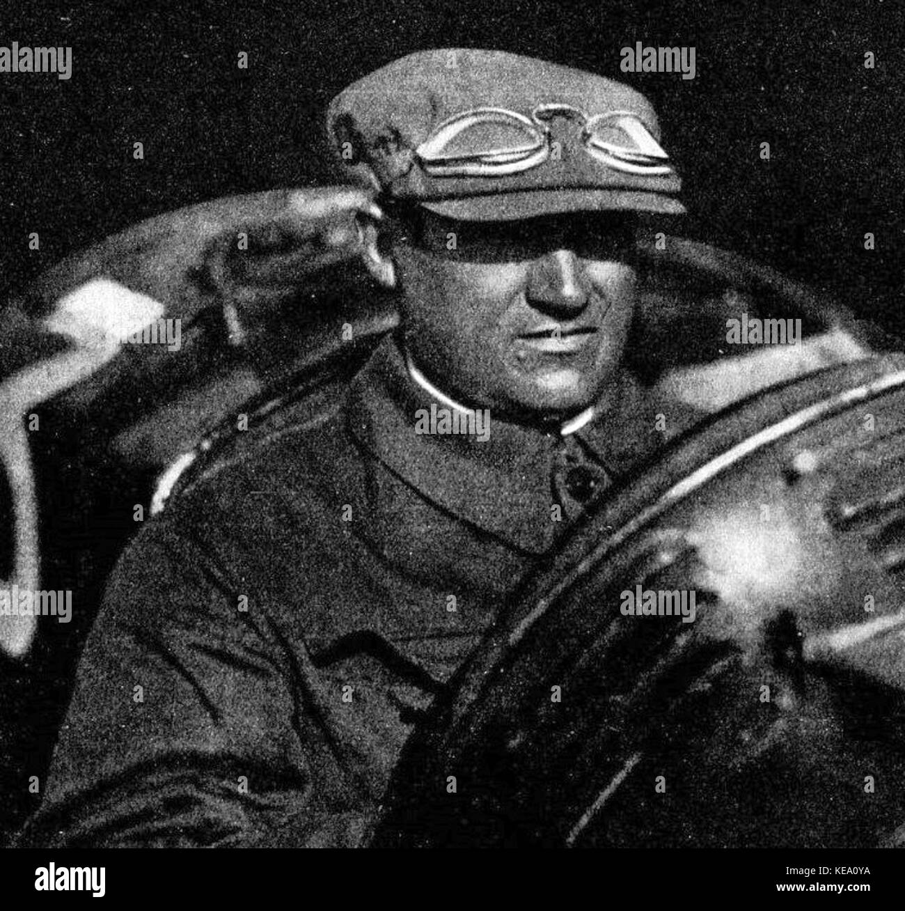 Der italienische Fahrer Antonio Ascari wird 1925 hinter dem Lenkrad eines Alfa Romeo P2 abgebildet und zeigt seine Teilnahme am Motorsport des frühen 20. Jahrhunderts. Stockfoto