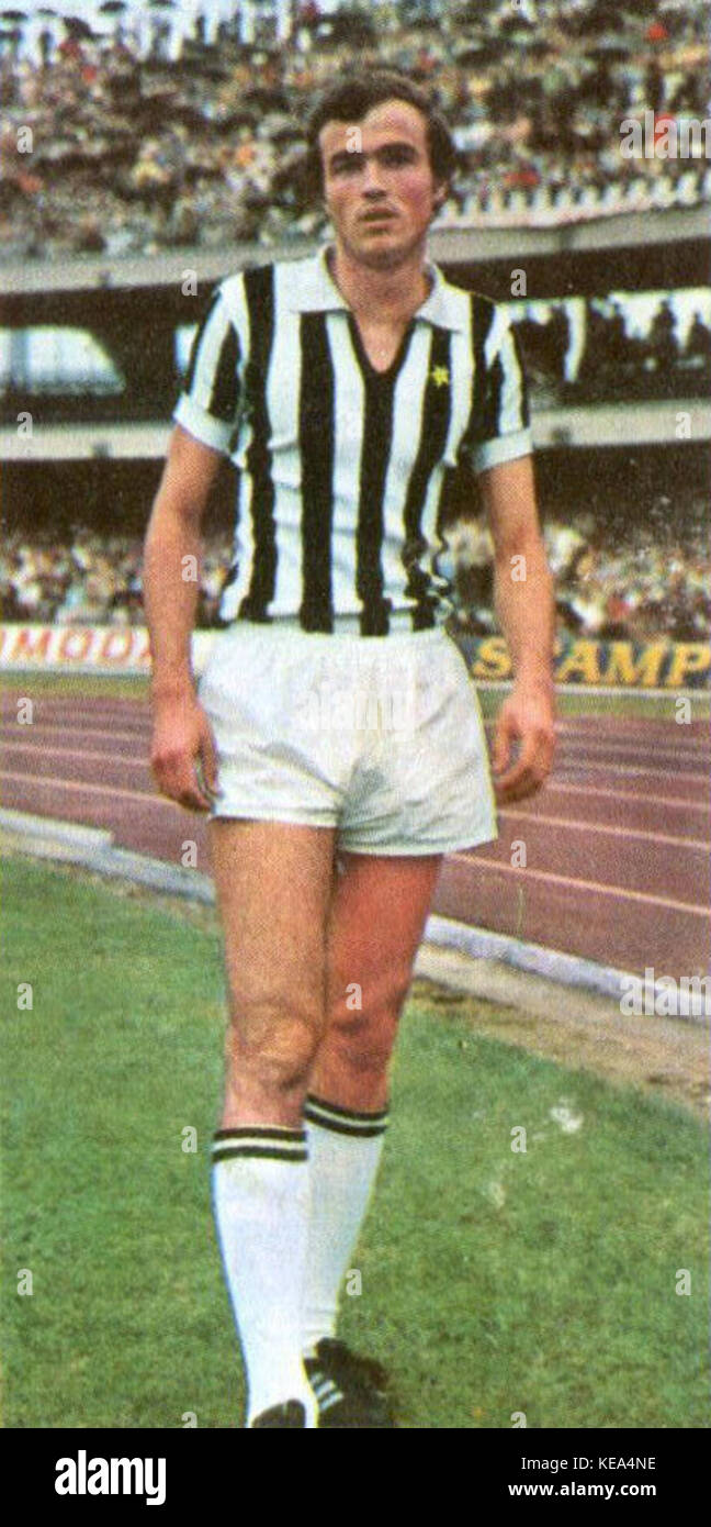 Fausto Landini, ein italienischer Fußballspieler, spielte in der Saison 1970-71 für Juventus FC. Der Mittelfeldspieler trug zur Leistung der Mannschaft in den nationalen Wettbewerben während dieser Zeit bei und markierte eine bedeutende Ära in der Geschichte von Juventus. Stockfoto