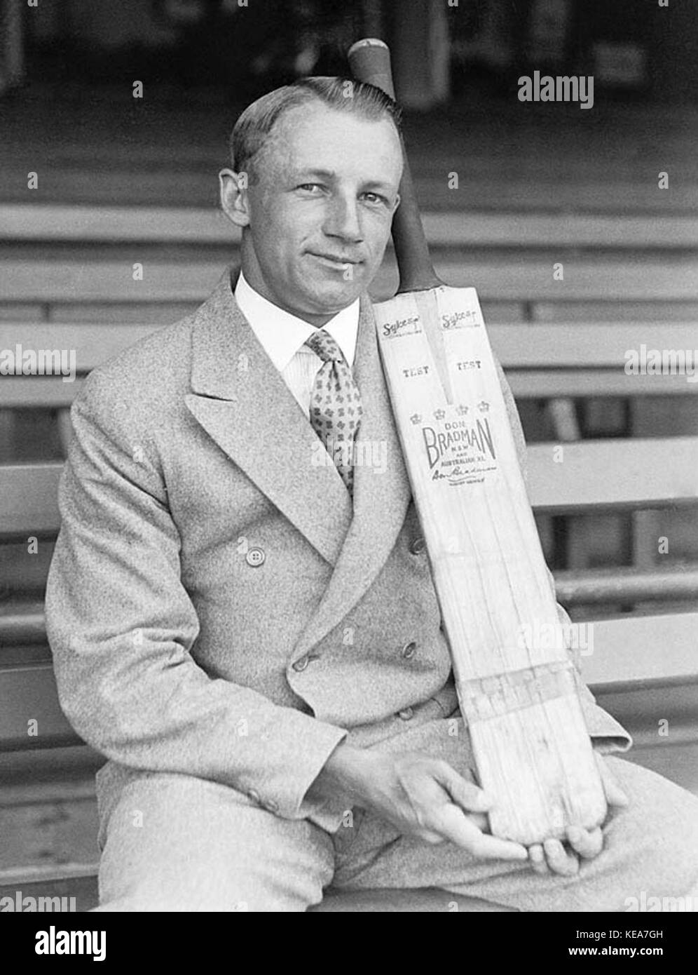 Dieses Bild bezieht sich wahrscheinlich auf Sir Donald Bradman, einen der größten Cricketspieler der Geschichte, mit seinem legendären Schläger, einem Symbol für seinen Erfolg und Einfluss auf den Cricket-Sport. Stockfoto