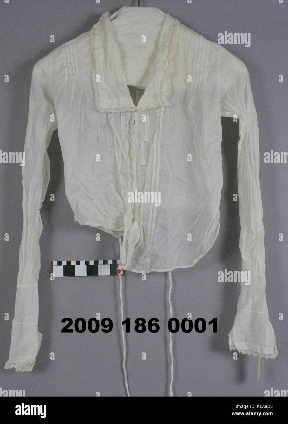 Weiße Baumwolle Bluse mit Spitze Stockfoto