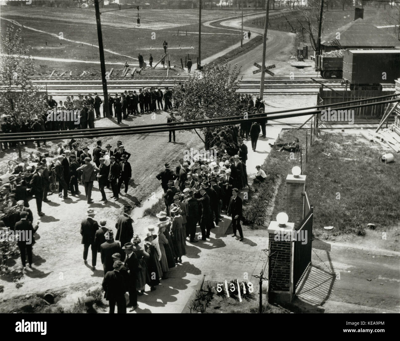Wagner Electric Company Streik; Männer und Frauen, die sich in Gruppen gesäumt am Bahnübergang. 3. Mai 1918 Stockfoto