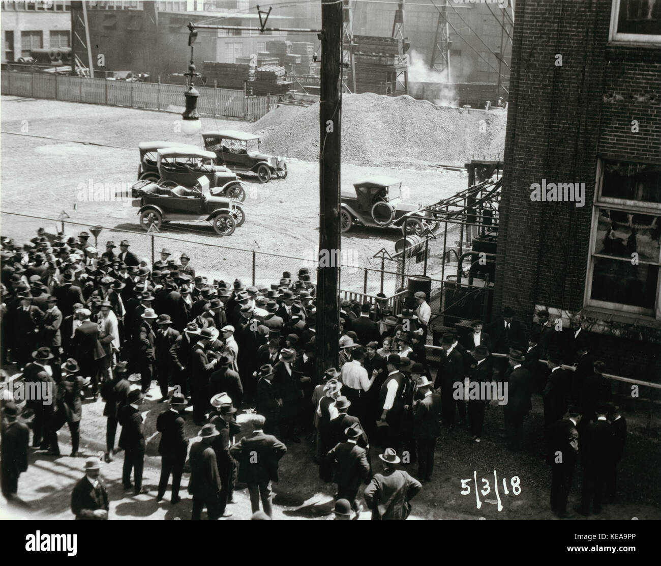 Wagner Electric Company Streik, mehrere Personen außerhalb von Gebäude versammelt, einige in der Konfrontation stellt, wie Sie mit einander unterhalten. 3. Mai 1918 Stockfoto
