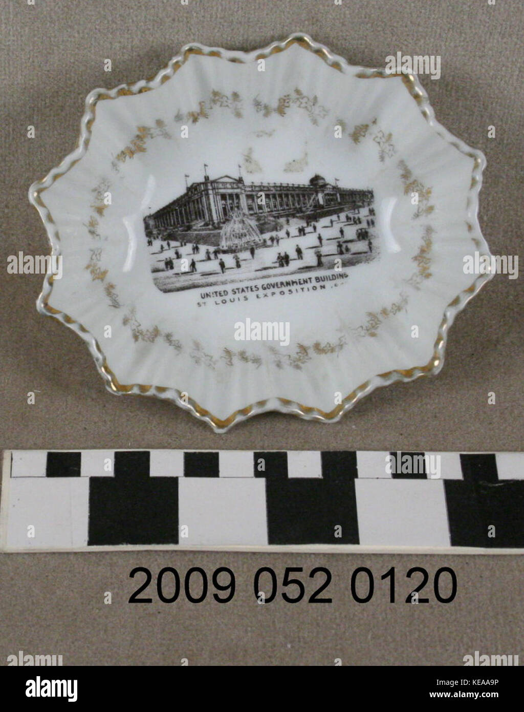 White Candy Dish mit schwarzen Transfer Bild der Regierung der Vereinigten Staaten an der World's Fair 1904 Stockfoto