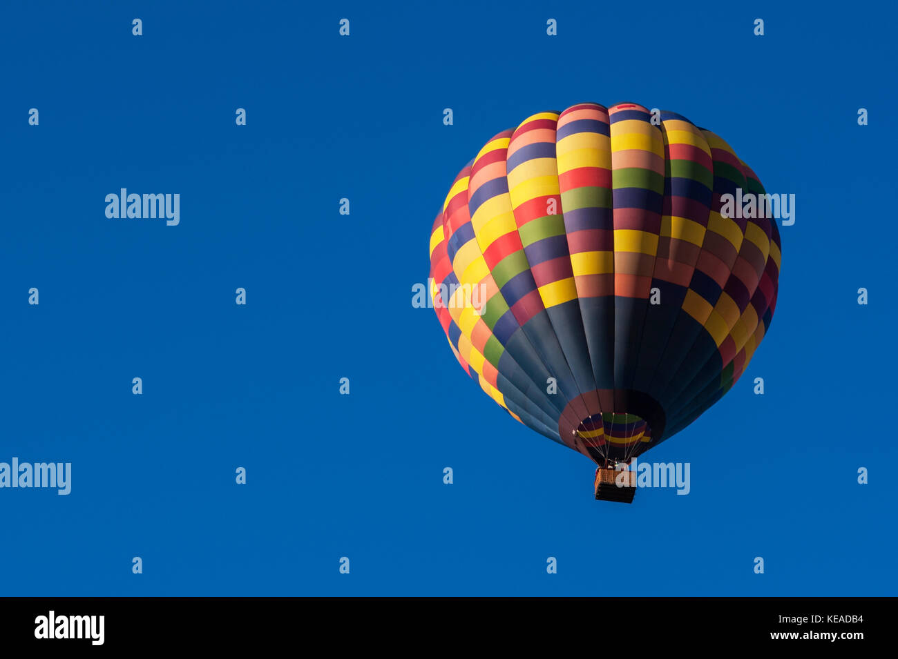 Heißluftballon abheben vom Feld bei Sonnenaufgang Stockfoto