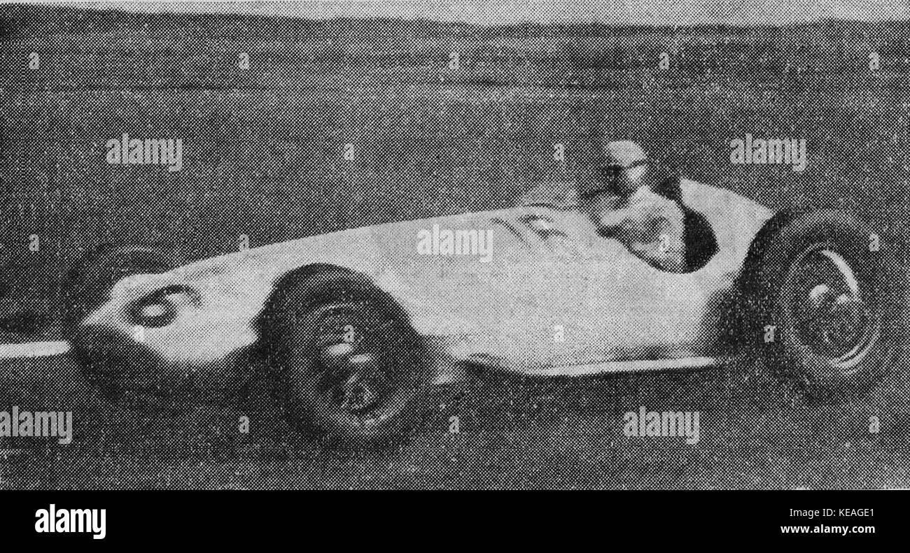 Dieses historische Bild zeigt Rudolf Caracciola, einen berühmten deutschen Rennfahrer, während des Grand Prix de l'ACF (Automobile Club de France) 1939, eines der wichtigsten europäischen Motorsportveranstaltungen des Jahres. Stockfoto