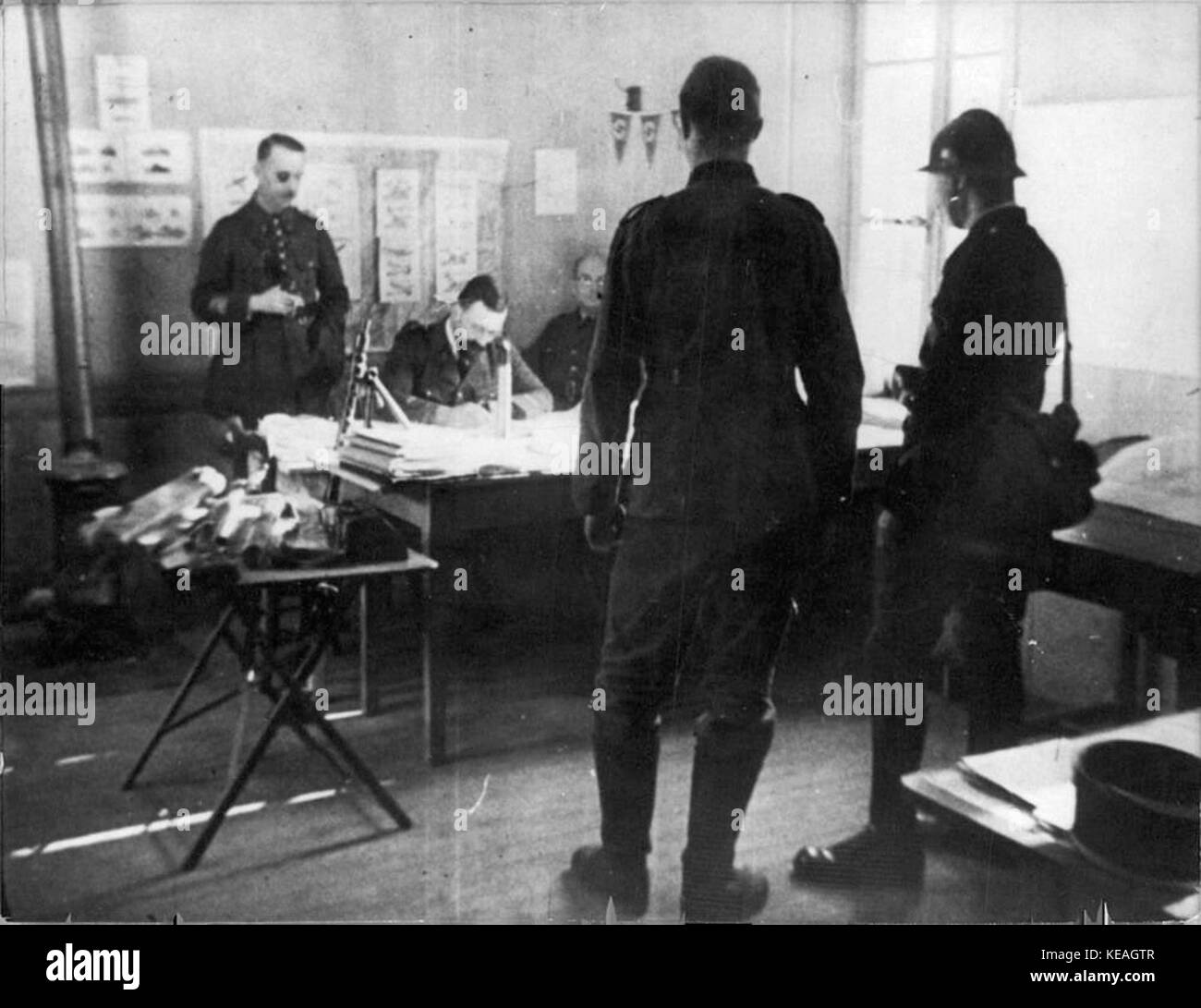 Ein deutscher Gefangener wird in einem Quartal Generäle 352041844597 abgefragt Stockfoto