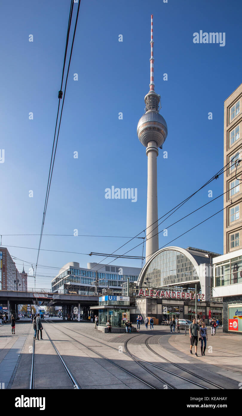 TV Tower und Straße, Alexanderplatz, Berlin, Deutschland Stockfoto