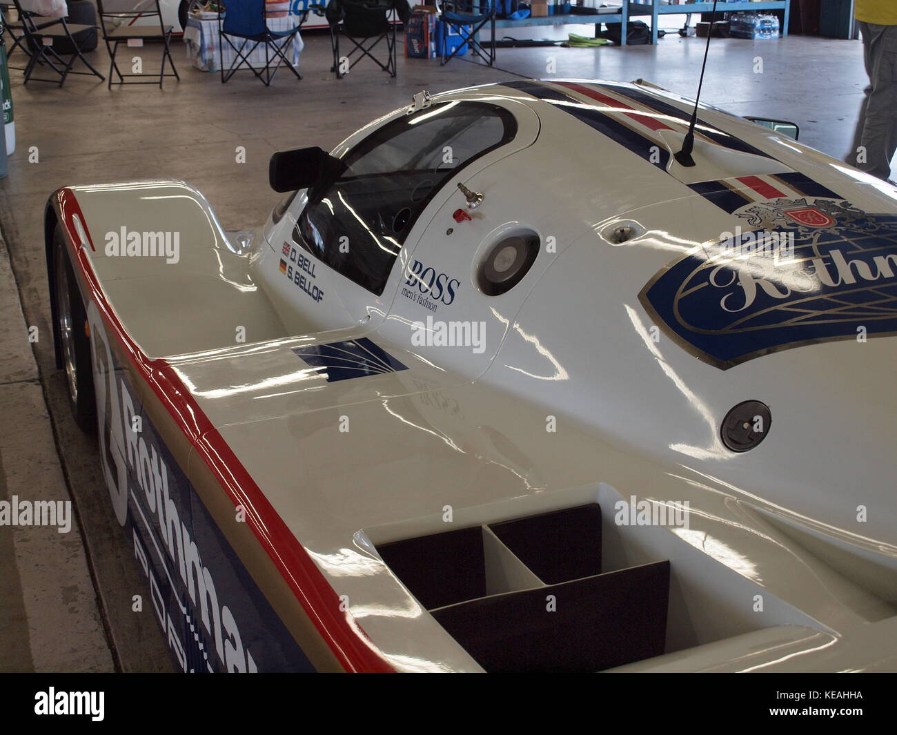 Porsche 962 von Derek Bell und S. Belloff sitzen in der Garage vor der Oldtimer Rennen in Watkins Glen Stockfoto