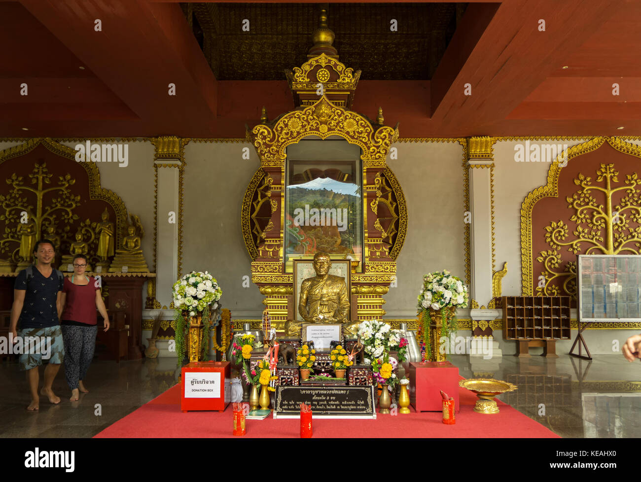 Tempel Wat Khunaram mit Mama von einem buddhistischen Mönch Luang Pho daeng  auf Koh Samui in Thailand Stockfotografie - Alamy