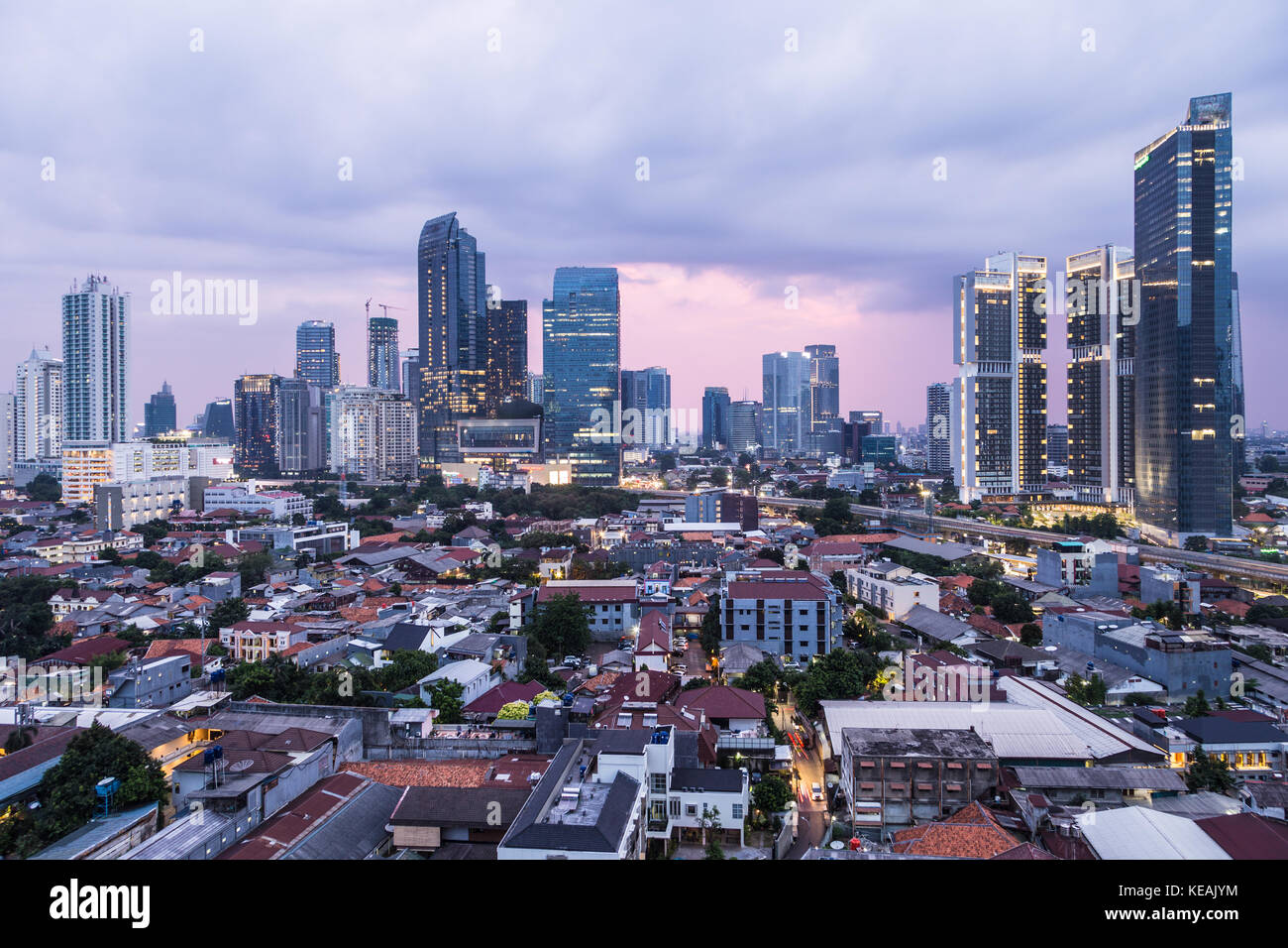 Sonnenuntergang über Jakarta Geschäftsgebiets mit hohen Bürogebäuden und Luxury Condominium Tower in Indonesien Hauptstadt. Stockfoto