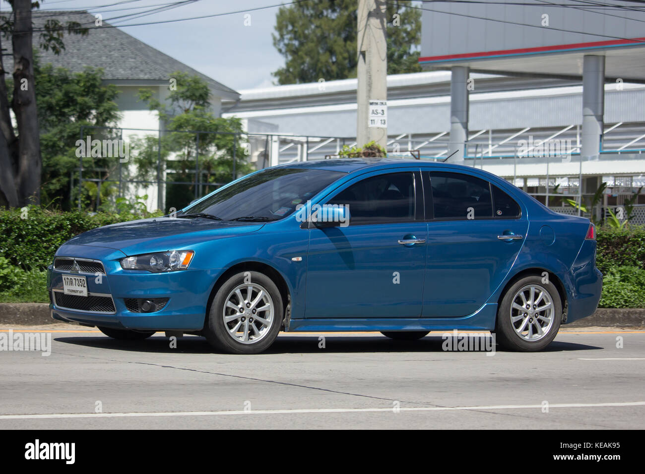 Chiang Mai, Thailand - 6. Oktober 2017: Mit dem eigenen Auto Mitsubishi Lancer. Foto an der Straße Nr. 121 ca. 8 km von der Innenstadt von Chiang Mai, Thailand. Stockfoto